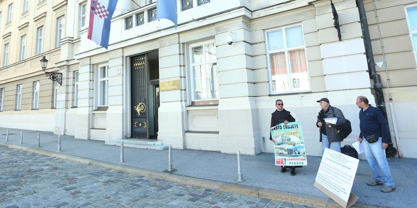 Ispred zgrade Hrvatskog sabora odrzan je mirni prosvjed protiv termoelektrane Peruca kojom se narusava ekologija te protiv nacionalnog projekta CGO Lecevica kojim ce se navodno onecistiti slivovi rijeka Jadro i Krka.