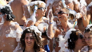 Zrce, Novalja 290710.
Aquarius pjena party srpanj 2010. – Jedan od zastitnih znakova Aquariusa na Zrcu je pjena party. Svakog dana na after beach partyjima on starta u 17.00 te se ponovi jos nekoliko puta. Ove godine Aquarius ima i dodatni top koji baca p Zrce, Novalja 290710.
Aquarius pjena party srpanj 2010. – Jedan od zastitnih znakova Aquariusa na Zrcu je pjena party. Svakog dana na after beach partyjima on starta u 17.00 te se ponovi jos nekoliko puta. Ove godine Aquarius ima i dodatni top koji baca p