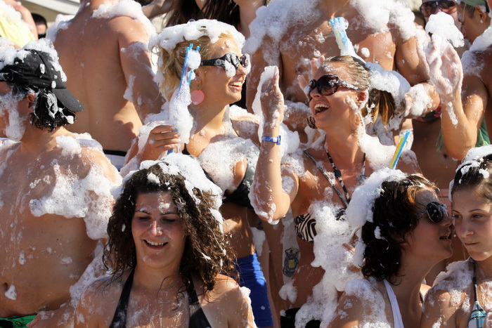 Zrce, Novalja 290710.
Aquarius pjena party srpanj 2010. – Jedan od zastitnih znakova Aquariusa na Zrcu je pjena party. Svakog dana na after beach partyjima on starta u 17.00 te se ponovi jos nekoliko puta. Ove godine Aquarius ima i dodatni top koji baca p Zrce, Novalja 290710.
Aquarius pjena party srpanj 2010. – Jedan od zastitnih znakova Aquariusa na Zrcu je pjena party. Svakog dana na after beach partyjima on starta u 17.00 te se ponovi jos nekoliko puta. Ove godine Aquarius ima i dodatni top koji baca p