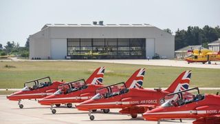 Akrobatska skupina “Red Arrows” Royal Air Forcea u posjeti Zračnoj bazi u Zemuniku Akrobatska skupina “Red Arrows” Royal Air Forcea u posjeti Zračnoj bazi u Zemuniku