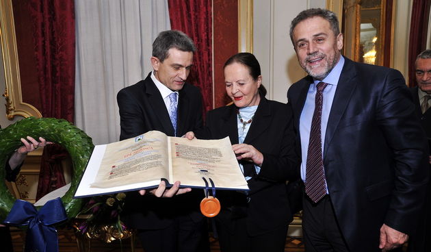 Zagreb, 040211.
Palaca Dverce.
Zagrebacki gradonacelnik Milan Bandic i predsjednik Skupstine Boris Sprem urucili su Goranki Vrus Murtic Povelju pocasnog gradjanina Grada Zagreba koju Grad posmrtno dodjeljuje Edi Murticu.
Na slici: Goranka Vrus Murtic, Bor