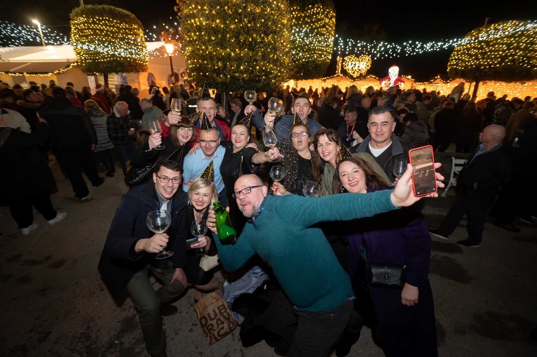 Vatromet, tisuće konfeta, šampanjac, prskalice i koncert Ivana Zaka i Tempo Banda