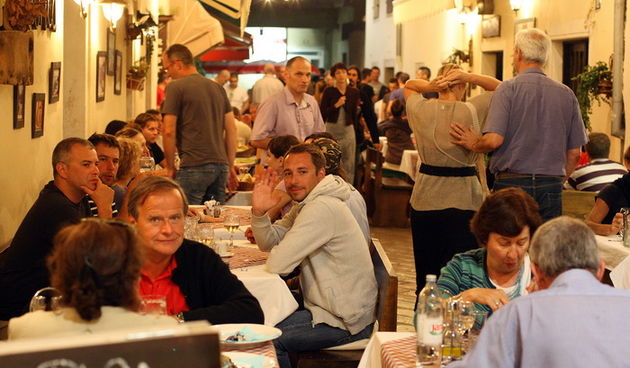 Zadar, 040910.
Sinoc je u Zadru odrzana tradicionalna “Varoska festa”, kojom se u obiljezava svrsetak turisticke sezone.
Na fotografiji: guzva u varosi.
Foto: Vladimir Ivanov / CROPIX