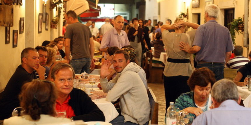 Zadar, 040910.
Sinoc je u Zadru odrzana tradicionalna “Varoska festa”, kojom se u obiljezava svrsetak turisticke sezone.
Na fotografiji: guzva u varosi.
Foto: Vladimir Ivanov / CROPIX Zadar, 040910.
Sinoc je u Zadru odrzana tradicionalna “Varoska festa”, kojom se u obiljezava svrsetak turisticke sezone.
Na fotografiji: guzva u varosi.
Foto: Vladimir Ivanov / CROPIX