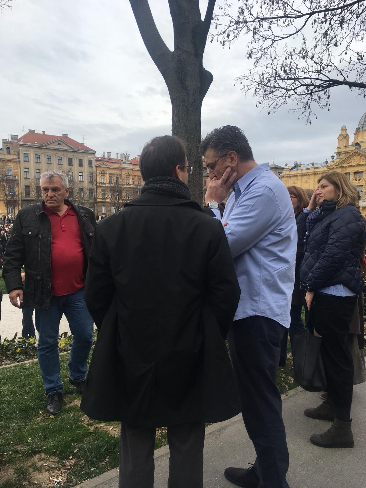 Prosvjed #spasime: Tomislavov trg u Zagrebu pun ljudi, došao i Plenković Prosvjed #spasime: Tomislavov trg u Zagrebu pun ljudi, došao i Plenković