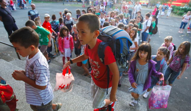 Zagreb, 050911
Jutros je u Hrvatskoj pocela nova sklolska godina za vise od 400 000 ucenika u osnovnimi srednjim skolama osim u cetiri dalmatinske zupanije: Dubrovacko-neretvanskoj, Splitsko-dalmatinskoj, Sibensko-kninskoj i Zadarskoj zupaniji koje su zat