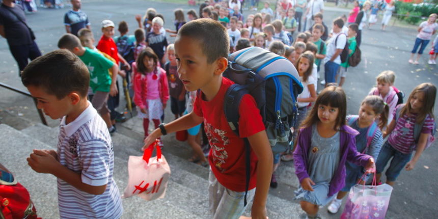 Zagreb, 050911
Jutros je u Hrvatskoj pocela nova sklolska godina za vise od 400 000 ucenika u osnovnimi srednjim skolama osim u cetiri dalmatinske zupanije: Dubrovacko-neretvanskoj, Splitsko-dalmatinskoj, Sibensko-kninskoj i Zadarskoj zupaniji koje su zat Zagreb, 050911
Jutros je u Hrvatskoj pocela nova sklolska godina za vise od 400 000 ucenika u osnovnimi srednjim skolama osim u cetiri dalmatinske zupanije: Dubrovacko-neretvanskoj, Splitsko-dalmatinskoj, Sibensko-kninskoj i Zadarskoj zupaniji koje su zat