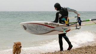 Nekoliko surfera iskoristilo je jako jugo za uživanje u velikim valovima.Photo: Dino Stanin/PIXSELL