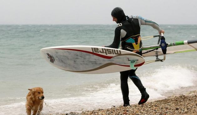Nekoliko surfera iskoristilo je jako jugo za uživanje u velikim valovima.Photo: Dino Stanin/PIXSELL