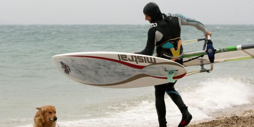 Nekoliko surfera iskoristilo je jako jugo za uživanje u velikim valovima.Photo: Dino Stanin/PIXSELL Nekoliko surfera iskoristilo je jako jugo za uživanje u velikim valovima.Photo: Dino Stanin/PIXSELL