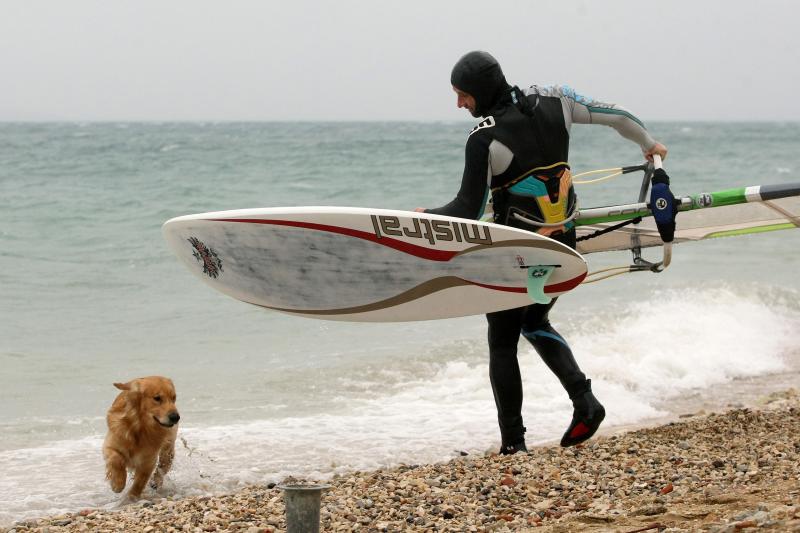 Nekoliko surfera iskoristilo je jako jugo za uživanje u velikim valovima.Photo: Dino Stanin/PIXSELL