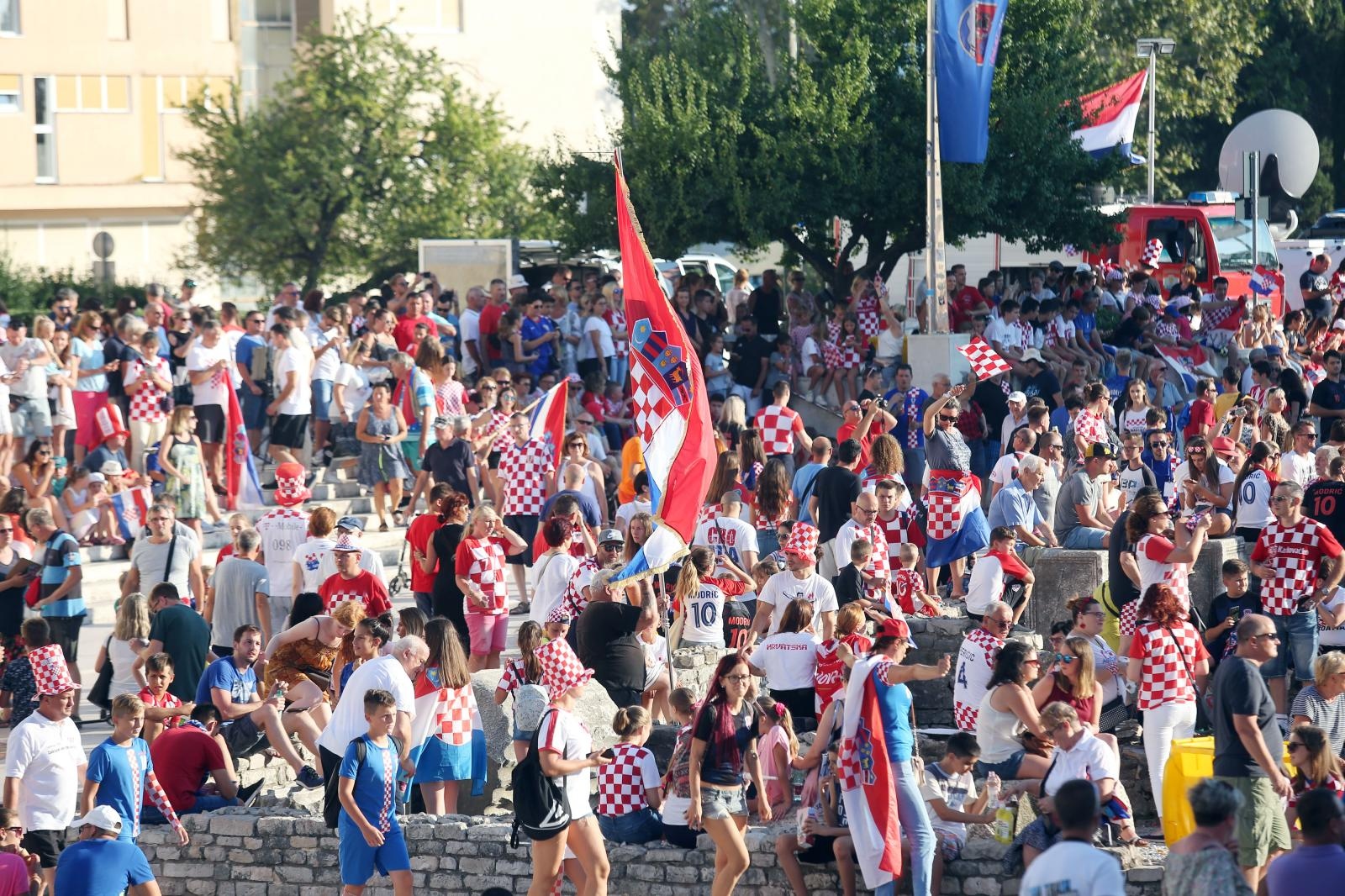 Zadar dočekao svoje Vatrene: Sve generacije okupile se na Forumu
