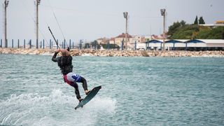 Južina nekima donosi glavobolju, surferima i kajterima je prava radost. Tako je bilo i jučer. Na biogradskoj plaži Dražica okupilo se dvadesetak ljubitelja vjetra, većina iz kiteboarding kluba Badevana-surf iz Zagreba. Iako su po meteorološkoj prognozi oč