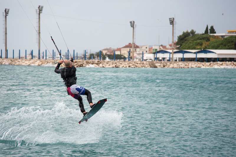 Južina nekima donosi glavobolju, surferima i kajterima je prava radost. Tako je bilo i jučer. Na biogradskoj plaži Dražica okupilo se dvadesetak ljubitelja vjetra, većina iz kiteboarding kluba Badevana-surf iz Zagreba. Iako su po meteorološkoj prognozi oč