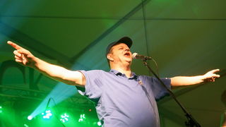 Zvuci klapske pjesme, riba na mnoštvo načina, sretna lica posjetitelja slika su ribljeg dana na prvom Jarun Piknik festivalu. Tomislav Bralić i klapa Intrade, Marijan Ban i Diktatori u Zagreb su donijeli dašak svježeg morskog zraka.