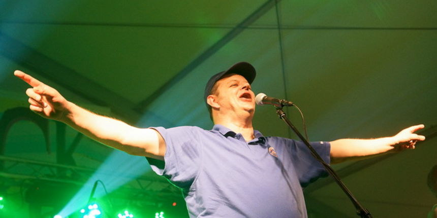 Zvuci klapske pjesme, riba na mnoštvo načina, sretna lica posjetitelja slika su ribljeg dana na prvom Jarun Piknik festivalu. Tomislav Bralić i klapa Intrade, Marijan Ban i Diktatori u Zagreb su donijeli dašak svježeg morskog zraka.