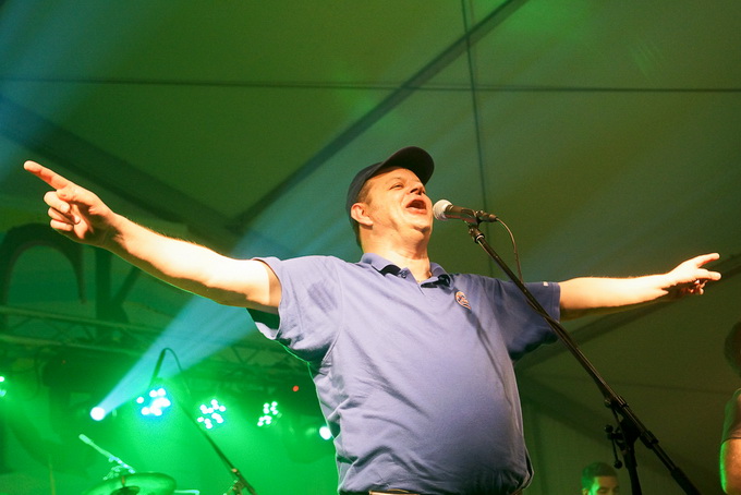 Zvuci klapske pjesme, riba na mnoštvo načina, sretna lica posjetitelja slika su ribljeg dana na prvom Jarun Piknik festivalu. Tomislav Bralić i klapa Intrade, Marijan Ban i Diktatori u Zagreb su donijeli dašak svježeg morskog zraka.