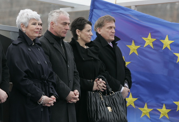 Knin, 150311.
Premijerka Jadranka Kosor otvorila je radove na prosirenju pogona tvornice Div u Kninu.
Jadranka Kosor, Gordan Pauk, Josipa Rimac i Bozidar Kalmeta
Foto : Jakov Prkic / Cropix Knin, 150311.
Premijerka Jadranka Kosor otvorila je radove na prosirenju pogona tvornice Div u Kninu.
Jadranka Kosor, Gordan Pauk, Josipa Rimac i Bozidar Kalmeta
Foto : Jakov Prkic / Cropix