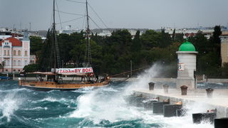 Zadar, 260812
Olujno nevrijeme sa jakim zapadnim vjetrom zahvatilo je u ranim popodnevnim satima zadarsko podrucje na radost brojnih turista i Zadrana koji su uzivali u prekrasnim prizorima, ali isto tako i na nesrecu mnogih nauticara kojima je ovakva olu
