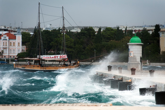 Zadar, 260812
Olujno nevrijeme sa jakim zapadnim vjetrom zahvatilo je u ranim popodnevnim satima zadarsko podrucje na radost brojnih turista i Zadrana koji su uzivali u prekrasnim prizorima, ali isto tako i na nesrecu mnogih nauticara kojima je ovakva olu