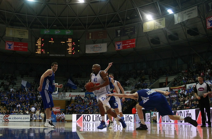 Zagreb, 150512.
KC Drazen Petrovic, Savska cesta.
Prva utakmica polufinala PH za kosarkase Cibona – Zadar.
Na fotografija: El-Amin Khalid.
Foto: Ronald Gorsic / CROPIX Zagreb, 150512.
KC Drazen Petrovic, Savska cesta.
Prva utakmica polufinala PH za kosarkase Cibona – Zadar.
Na fotografija: El-Amin Khalid.
Foto: Ronald Gorsic / CROPIX