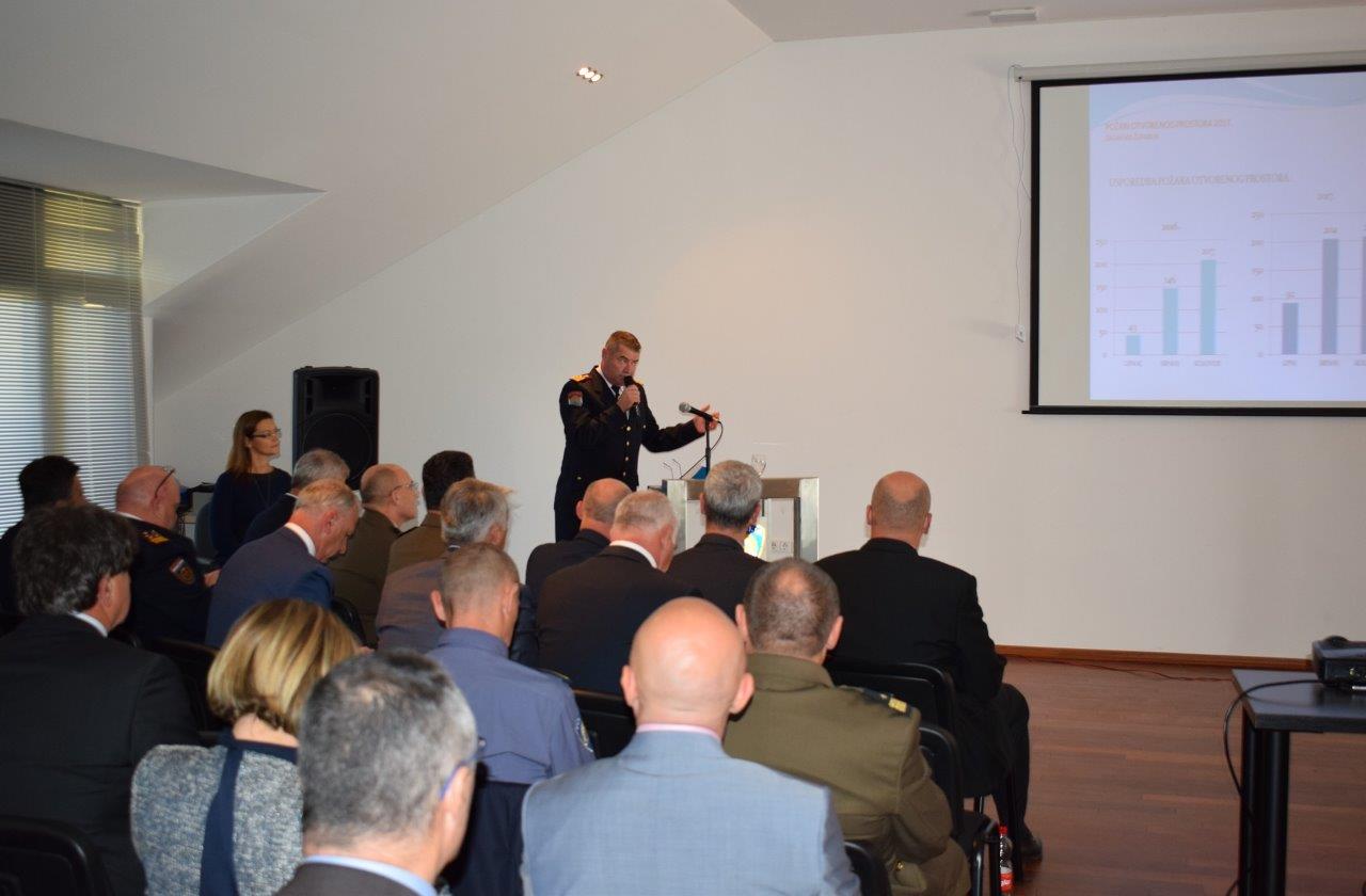 U Divuljama održana tematska sjednica premijera i župana o požarnoj sezoni U Divuljama održana tematska sjednica premijera i župana o požarnoj sezoni