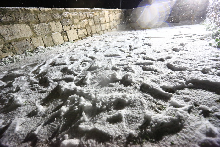 Klis, 101212. 
Ciklona Simenka je veceras donijela Snijeg nadomak Splita svega 4km zracne linije od Splita.
Na slici Snijeg na Klisu.
Foto: Zvonimir Barisin / CROPIX