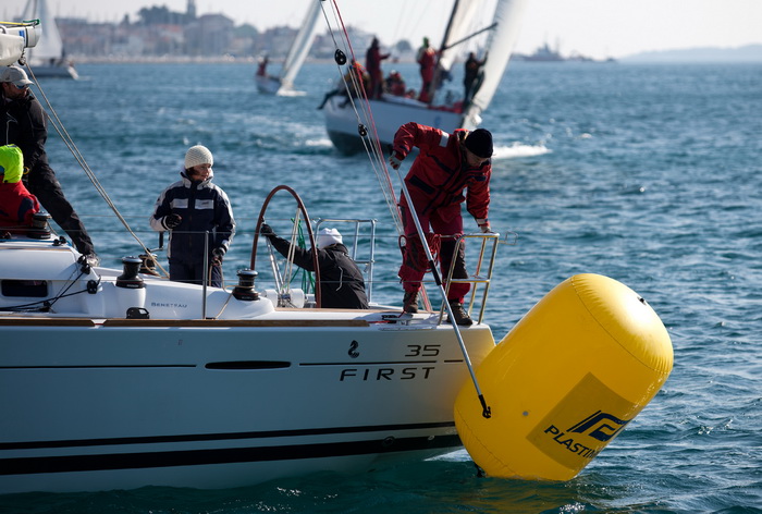 Zadar, 260211.
U Biogradskom akvatoriju se ovoga vikenda odrzava 11. Karnevalska regata. U tri jedrenja natjecati ce se 50-ak brodova.
Na slici: detalj sa subotnjeg jedrenja. Jedna je posada zakvacila bovu za brod zbog cega je jedno jedrenje bilo prekinut Zadar, 260211.
U Biogradskom akvatoriju se ovoga vikenda odrzava 11. Karnevalska regata. U tri jedrenja natjecati ce se 50-ak brodova.
Na slici: detalj sa subotnjeg jedrenja. Jedna je posada zakvacila bovu za brod zbog cega je jedno jedrenje bilo prekinut