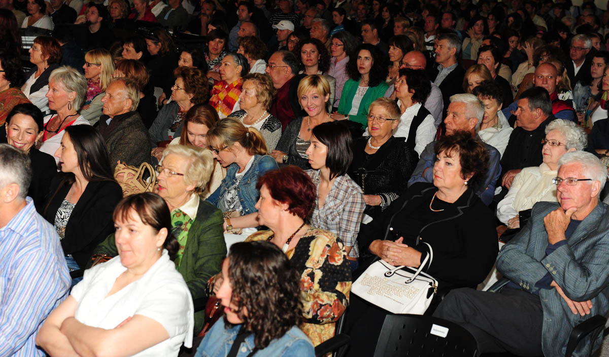Zadar, 28.06.2013. snimio: Nenad Marčev, 
19. Zadarsko kazališno ljeto 
Zagrebačka filharmonija 
SALSA FILARMÓNICA 
Dirigent: Alan Bjelinski 
Nastupili: Ricardo Luque 
Olvido Ruiz Castellanos (Kuba) 
Poljana Šime Budinića