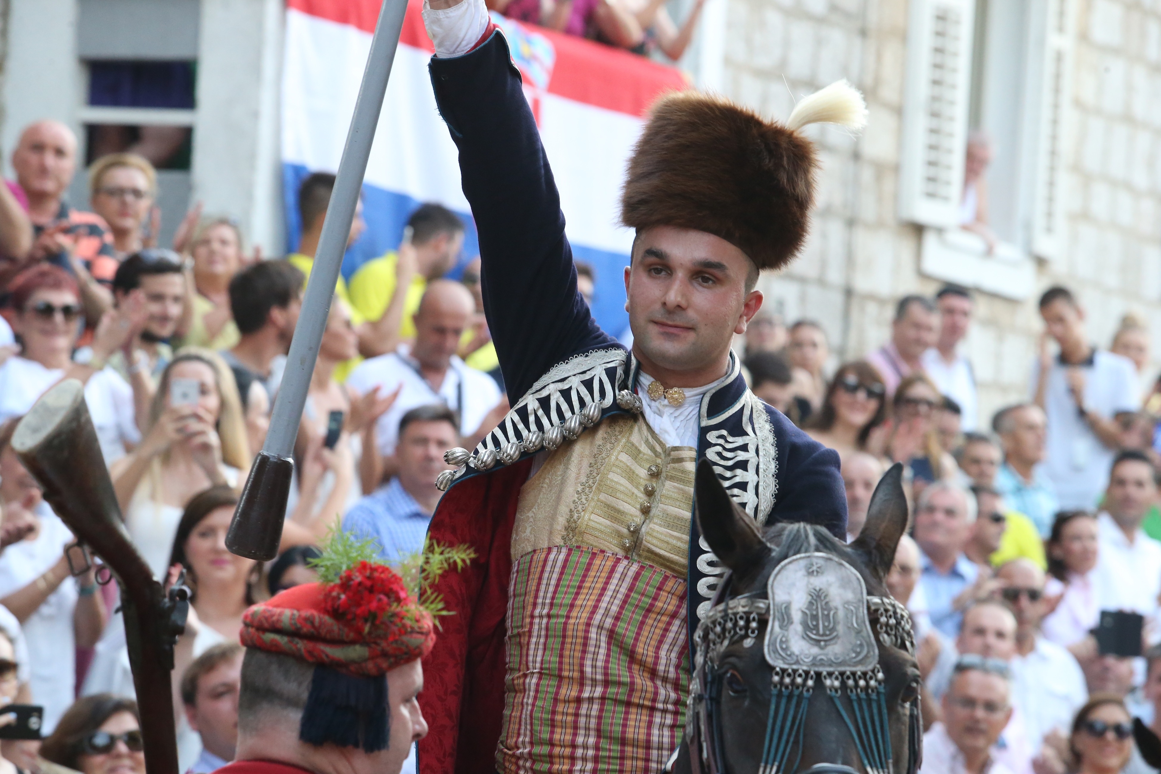 Slavodobitnik 302. Alke je Alen Poljak, od predsjednice dobio zlatni prsten s hrvatskim grbom