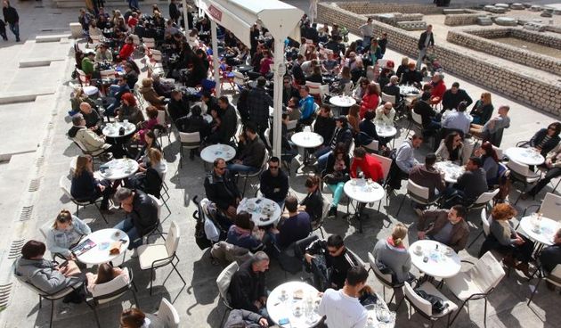 Kafici, kava, sunce. Ugostitelji. Zadar – Uskrsnji ponedjeljak u Zadru mnogi su iskoristili za setnju. Skupine turista uzivaju po gradu, a neki se vec mogu vidjeti u kratkim rukavima i hlacama. Photo: Zeljko Mrsic/PIXSELL