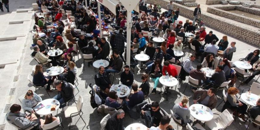 Kafici, kava, sunce. Ugostitelji. Zadar – Uskrsnji ponedjeljak u Zadru mnogi su iskoristili za setnju. Skupine turista uzivaju po gradu, a neki se vec mogu vidjeti u kratkim rukavima i hlacama. Photo: Zeljko Mrsic/PIXSELL