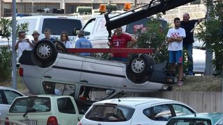 Zadar: U nesreći u ulici Benka Benkovića došlo do prevrtanja vozila koje je palo na parkiralište