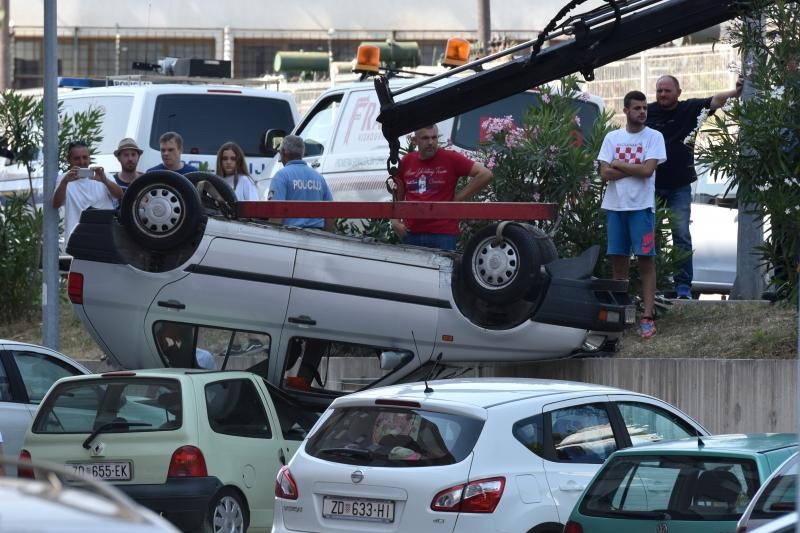 Zadar: U nesreći u ulici Benka Benkovića došlo do prevrtanja vozila koje je palo na parkiralište