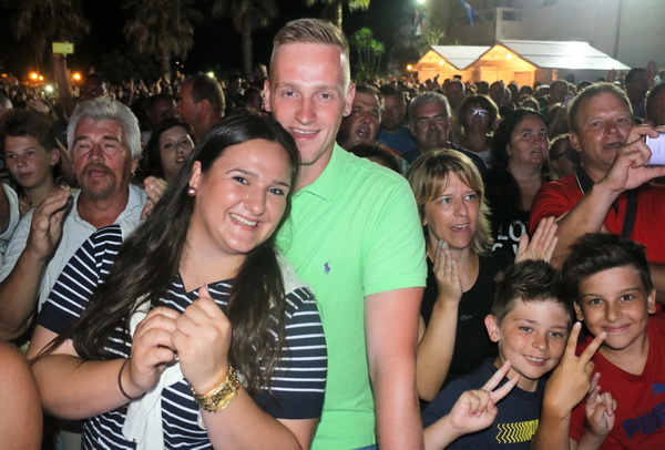 Virsko ljeto 2016: Tomislav Bralić i klapa Intrade oduševili 12 tisuća obožavatelja na virskoj rivi Virsko ljeto 2016: Tomislav Bralić i klapa Intrade oduševili 12 tisuća obožavatelja na virskoj rivi