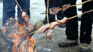 Vukovar, 220110.
U vinogradima Vukovara proslavlja se blagdan Sv. Vinka kada se tradicionalno blagoslove vinogradi. Na salasu Goldschmidt po 11 puta se odrzava Vinkovo na Vucedolu, gdje se moglo uzivati u vinu i gastronomskim specijalitetima. Na fotografi Vukovar, 220110.
U vinogradima Vukovara proslavlja se blagdan Sv. Vinka kada se tradicionalno blagoslove vinogradi. Na salasu Goldschmidt po 11 puta se odrzava Vinkovo na Vucedolu, gdje se moglo uzivati u vinu i gastronomskim specijalitetima. Na fotografi