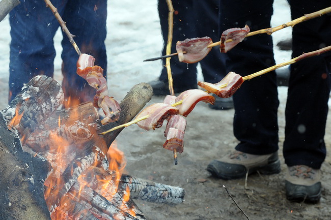 Vukovar, 220110.
U vinogradima Vukovara proslavlja se blagdan Sv. Vinka kada se tradicionalno blagoslove vinogradi. Na salasu Goldschmidt po 11 puta se odrzava Vinkovo na Vucedolu, gdje se moglo uzivati u vinu i gastronomskim specijalitetima. Na fotografi Vukovar, 220110.
U vinogradima Vukovara proslavlja se blagdan Sv. Vinka kada se tradicionalno blagoslove vinogradi. Na salasu Goldschmidt po 11 puta se odrzava Vinkovo na Vucedolu, gdje se moglo uzivati u vinu i gastronomskim specijalitetima. Na fotografi