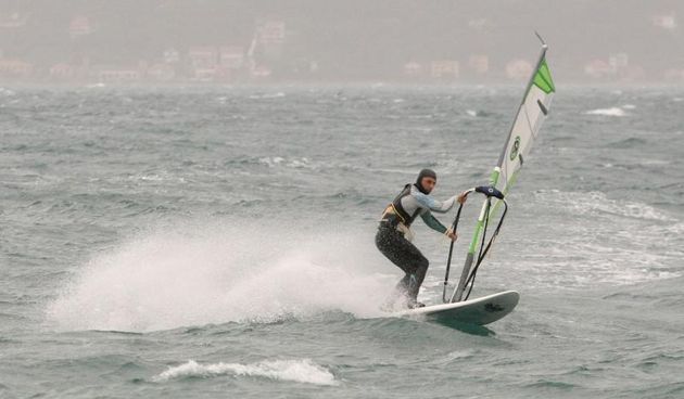 Nekoliko surfera iskoristilo je jako jugo za uživanje u velikim valovima.Photo: Dino Stanin/PIXSELL