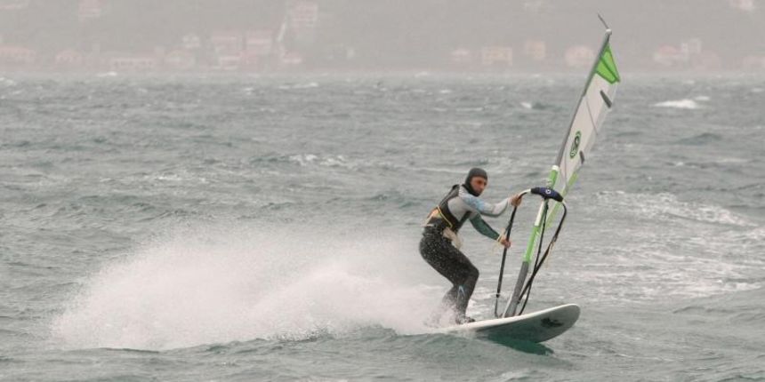 Nekoliko surfera iskoristilo je jako jugo za uživanje u velikim valovima.Photo: Dino Stanin/PIXSELL