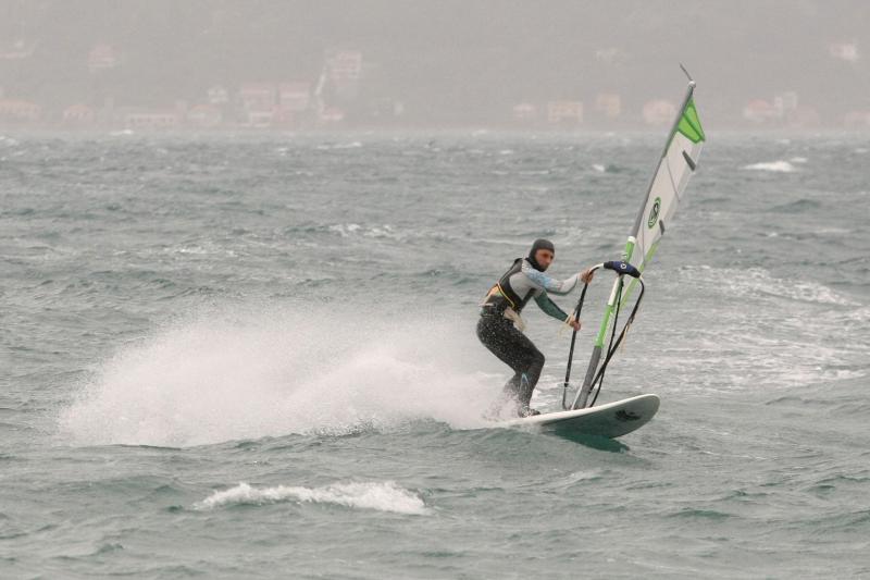 Nekoliko surfera iskoristilo je jako jugo za uživanje u velikim valovima.Photo: Dino Stanin/PIXSELL