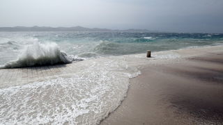 Zadar, 260812
Olujno nevrijeme sa jakim zapadnim vjetrom zahvatilo je u ranim popodnevnim satima zadarsko podrucje na radost brojnih turista i Zadrana koji su uzivali u prekrasnim prizorima, ali isto tako i na nesrecu mnogih nauticara kojima je ovakva olu
