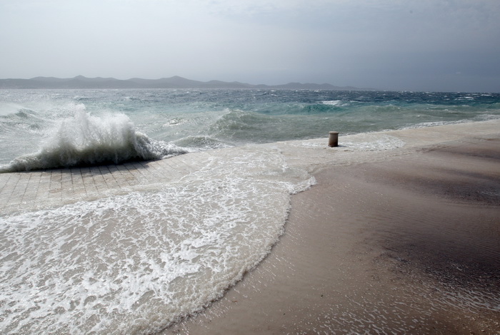 Zadar, 260812
Olujno nevrijeme sa jakim zapadnim vjetrom zahvatilo je u ranim popodnevnim satima zadarsko podrucje na radost brojnih turista i Zadrana koji su uzivali u prekrasnim prizorima, ali isto tako i na nesrecu mnogih nauticara kojima je ovakva olu