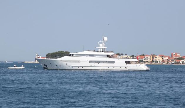 15.07.2013., Zadar – Jutro na zadarskoj rivi i u luci. Turisticki brodovi, jedrenjaci, jahte dolaze po gorivo dok drugi na rivi uzivaju u suncu. Photo: Zeljko Mrsic/PIXSELL Autor  Zeljko Mrsic/PIXSELL KLJUČNE RIJEČI  Zadar, more, riva, ljeto