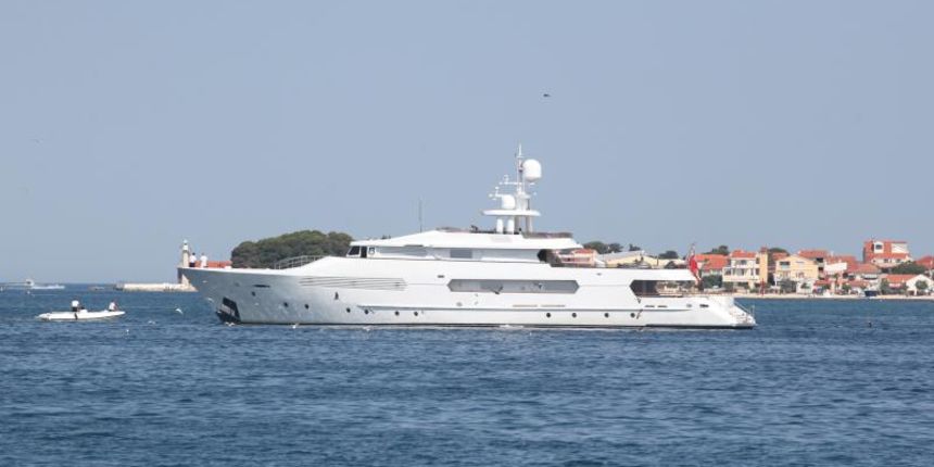 15.07.2013., Zadar – Jutro na zadarskoj rivi i u luci. Turisticki brodovi, jedrenjaci, jahte dolaze po gorivo dok drugi na rivi uzivaju u suncu. Photo: Zeljko Mrsic/PIXSELL Autor Zeljko Mrsic/PIXSELL KLJUČNE RIJEČI Zadar, more, riva, ljeto 15.07.2013., Zadar – Jutro na zadarskoj rivi i u luci. Turisticki brodovi, jedrenjaci, jahte dolaze po gorivo dok drugi na rivi uzivaju u suncu. Photo: Zeljko Mrsic/PIXSELL Autor Zeljko Mrsic/PIXSELL KLJUČNE RIJEČI Zadar, more, riva, ljeto