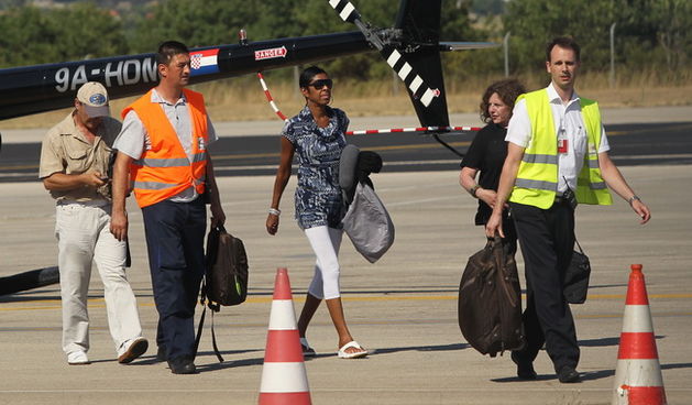 Zadar, 220710.
Natalie Cole svjetski poznata pjevacica koja sutra 23. srpnja u Zadru ima koncert, sletjela je u zracnu luku Zemunik.
Foto: Andrija Lucic / CROPIX