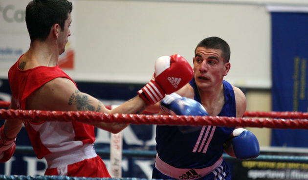 Zadar, 210413. Dvorana Kresimira Cosica. Prvenstvo Hrvatske u boksu. Na fotografiji Marko Calic (Pula, crveni) i Josip Bepo Filipi (Zlatna rukavica, plavi).Foto: Jure Miskovic / CROPIX