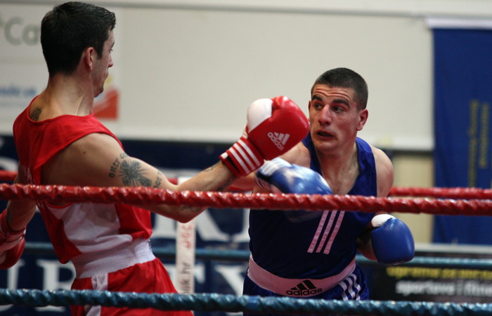 Zadar, 210413. Dvorana Kresimira Cosica. Prvenstvo Hrvatske u boksu. Na fotografiji Marko Calic (Pula, crveni) i Josip Bepo Filipi (Zlatna rukavica, plavi).Foto: Jure Miskovic / CROPIX Zadar, 210413. Dvorana Kresimira Cosica. Prvenstvo Hrvatske u boksu. Na fotografiji Marko Calic (Pula, crveni) i Josip Bepo Filipi (Zlatna rukavica, plavi).Foto: Jure Miskovic / CROPIX