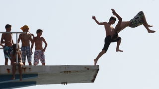 Zadar, 030712.
Skakaona na bazenu na Kolovarima omiljeno je okupljalista mladih zadrana zaljubljenika u skokove u more.
Foto: Andrija Lucic / Cropix