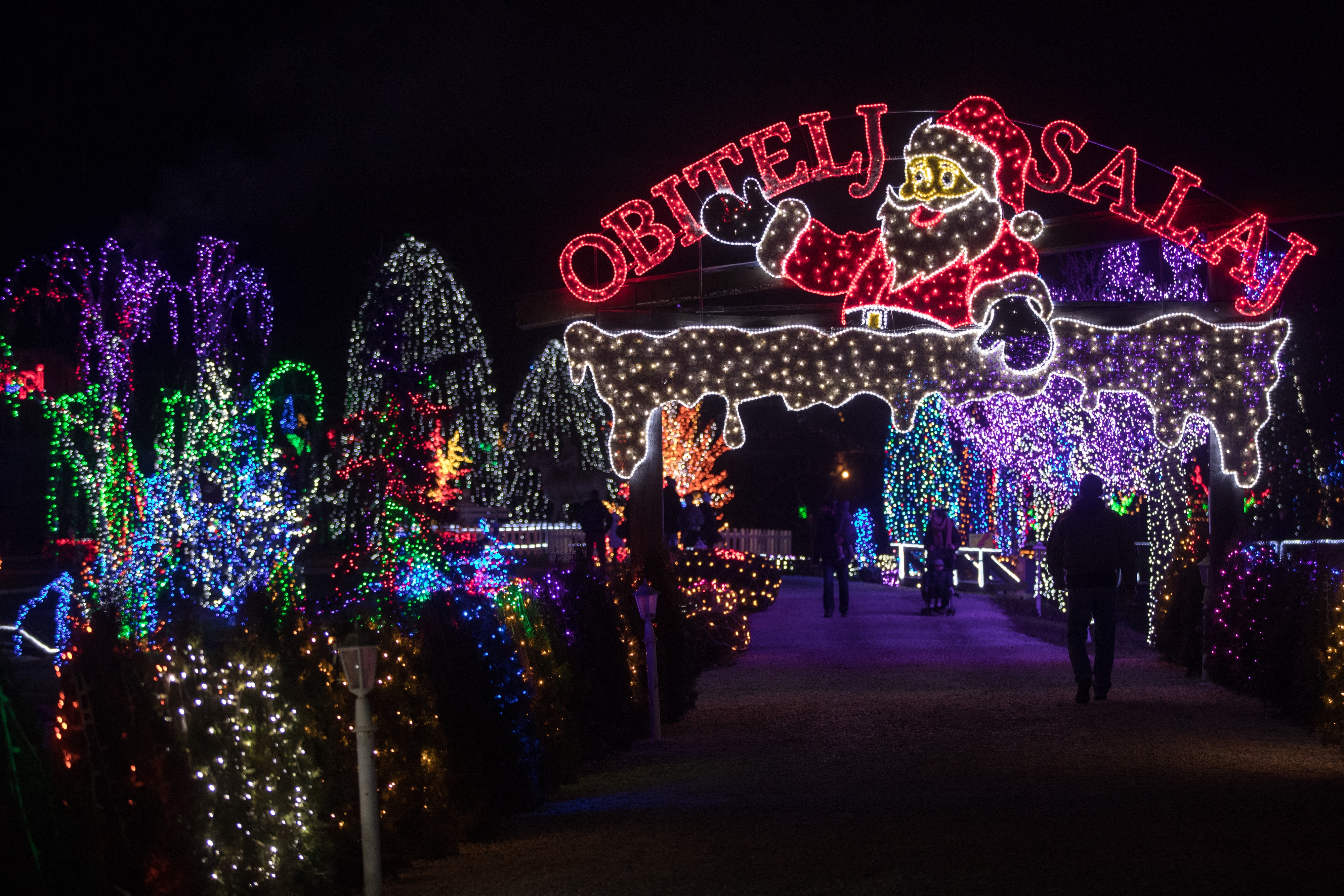 Još raskošnije izdanje: pogledajte kako izgleda Božićna priča obitelji Salaj gdje je ove godine zasjalo rekordnih 2.5 milijuna lampica