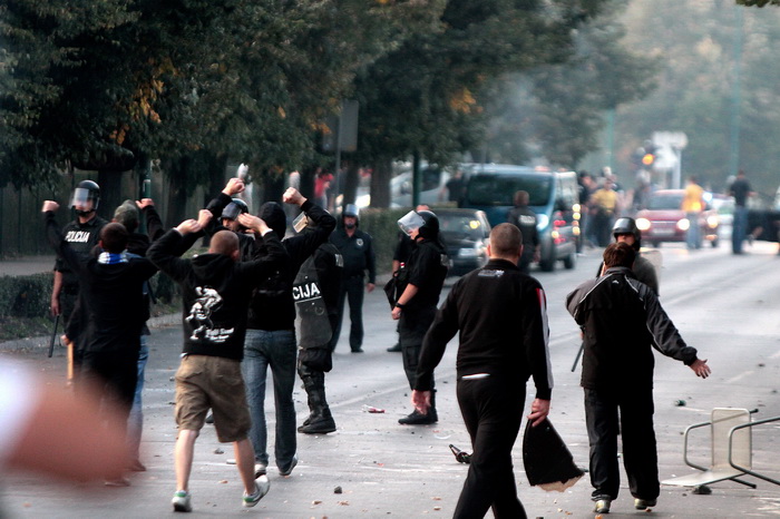 Sarajevo, 061011. 
Navijacki neredi oko i na stadionu Grbavica sat vremena prije prijateljske utakmice izmedju Zeljeznicara i Hajduka. 
Navijaci Hajduka (navodno iz BIH) usli su na juznu tribinu unistavajuci koreografiju domacih navijaca. 
Nakon masovne t